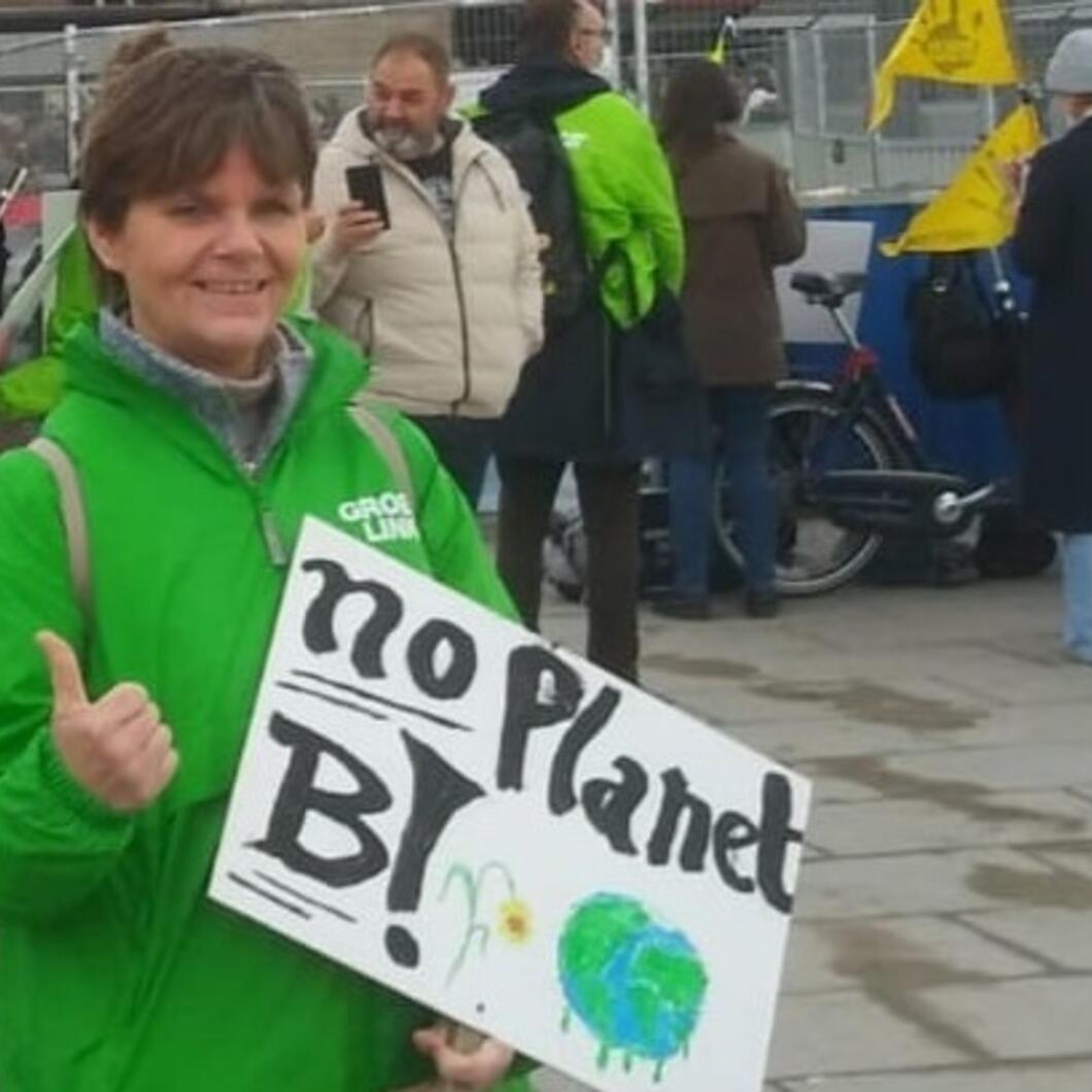 Gerjo met groene jas en demonstratiebord