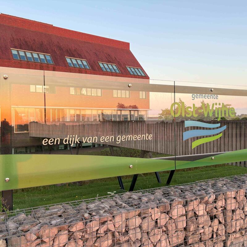 Gemeentehuis Olst-Wijhe reflectie zonsondergang