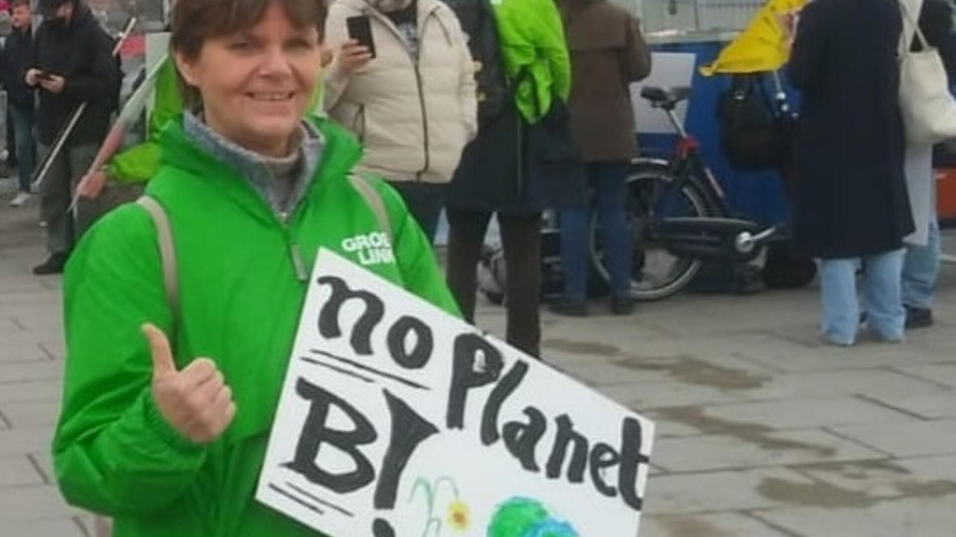 Gerjo met groene jas en demonstratiebord